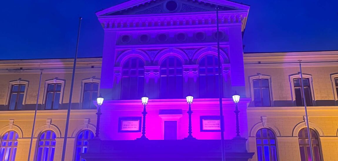 vasa-cityhall-lighted-in-purple